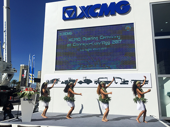 徐工展区充满异域风情的歌舞表演